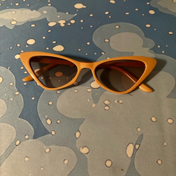 Accessories - Cat Eye Women's Sunglasses in Pale Pink with Tea Lenses